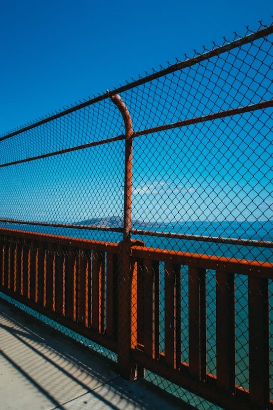 Örgü Tel Çit - Credit: Image by Athena on Pexels - https://www.pexels.com/photo/chain-link-fence-on-a-bridge-3009969/