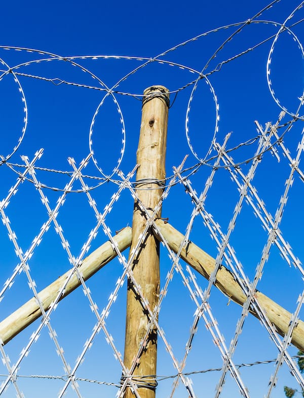 Kaynaklı Jiletli Çit - Credit: Image by Chris Van Lennep on DreamsTime - https://www.dreamstime.com/stock-photo-razor-wire-fence-closeup-detail-against-blue-sky-image96262034