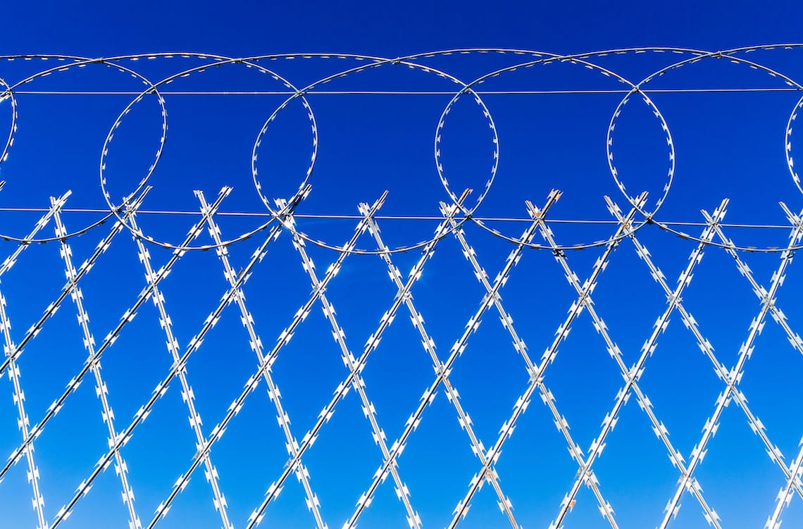 Kaynaklı Jiletli Çit - Credit: Image by Chris Van Lennep on DreamsTime - https://www.dreamstime.com/stock-photo-razor-wire-fence-closeup-detail-against-blue-sky-image96261424