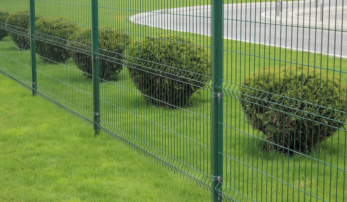 Klasik Panel Çit - Credit: Image by VADZIM MAMEDAU on ShutterStock - https://www.shutterstock.com/tr/image-photo/neat-metal-fence-bushes-park-zone-1720513639