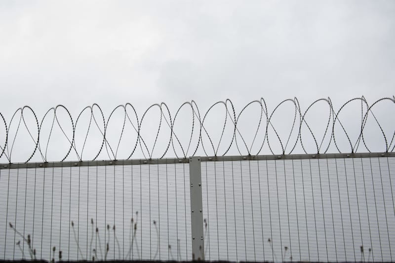 Yüksek Güvenlikli Panel Çit - Credit: Image by wirestock on Freepik - https://www.freepik.com/free-photo/background-fence-with-barbed-wires-dark-sky_9759663.htm