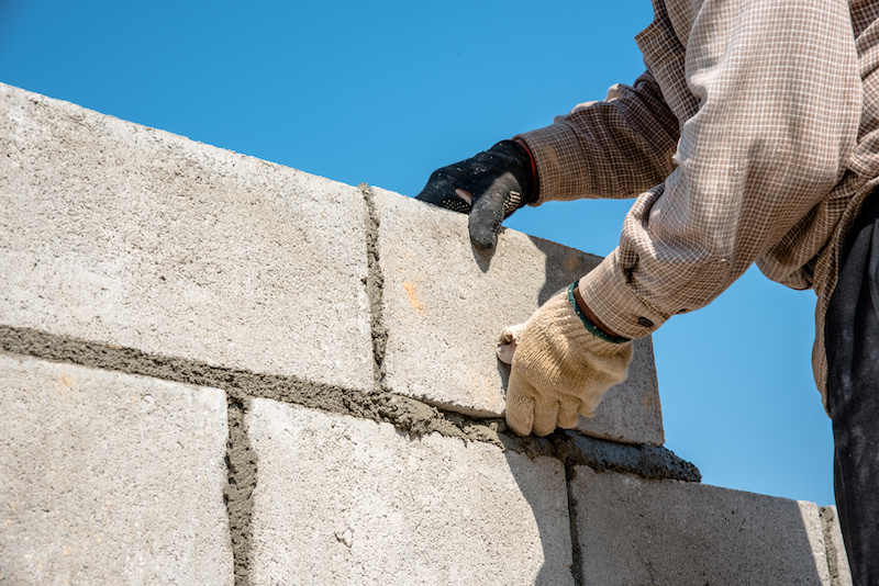 Perde Beton - Credit: Image by viiwee on Adobe - https://stock.adobe.com/hu/images/worker-build-concrete-wall-by-cement-block-and-plaster/76231038