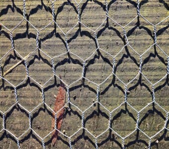 Altıgen Tel Çit Altıgen Tel Çit - Credit: Image by MabelAmber on Pixabay - https://pixabay.com/tr/photos/tel-örgü-tel-ağ-bahçe-kafes-3068400