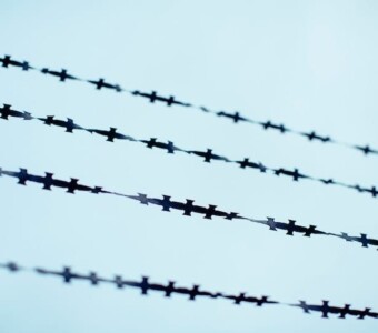 Düz Jiletli Çit Düz Jiletli Çit - Credit: Image by Markus Spiske on Pexels - https://www.pexels.com/tr-tr/fotograf/dikenli-tellerin-fotografi-3806779