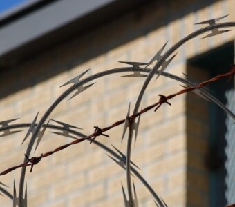 Düzlemsel Jiletli Çit Düzlemsel Jiletli Çit - Credit: Image by MADDOG Video Creations on Pexels - https://www.pexels.com/tr-tr/fotograf/cit-dikenli-tel-guvenlik-bariyer-3993513