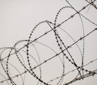 Helezon Jiletli Çit Helezon Jiletli Çit - Credit: Image by sa_lm on Pixabay - https://pixabay.com/tr/photos/tel-dolanması-veda-ağrı-paylaş-833153