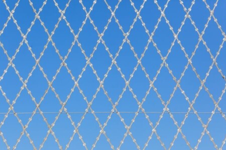 Kaynaklı Jiletli Çit Kaynaklı Jiletli Çit - Credit: Image by Chris Van Lennep on DreamsTime - https://www.dreamstime.com/razor-wire-security-blue-sky-razor-wire-steel-metal-barbs-close-up-security-theft-protection-abstract-blue-sky-background-image225248198