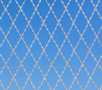 Kaynaklı Jiletli Çit Kaynaklı Jiletli Çit - Credit: Image by Chris Van Lennep on DreamsTime - https://www.dreamstime.com/razor-wire-security-blue-sky-razor-wire-steel-metal-barbs-close-up-security-theft-protection-abstract-blue-sky-background-image225248198