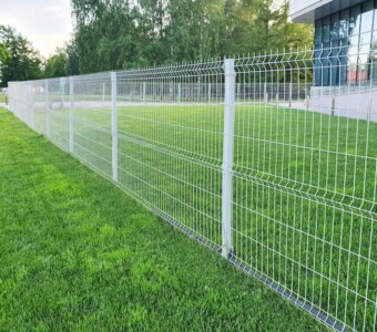 Klasik Panel Çit Klasik Panel Çit - Credit: Image by vittoria_vittoria on ShutterStock - https://www.shutterstock.com/tr/image-photo/grating-wire-industrial-fence-panels-pvc-1773583847