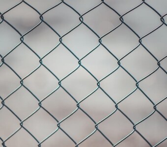 Örgü Tel Çit Örgü Tel Çit - Credit: Image by Min An on Pexels - https://www.pexels.com/tr-tr/fotograf/zincir-baglantili-cit-683402