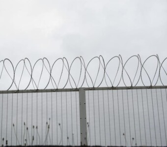 Yüksek Güvenlikli Panel Çit Yüksek Güvenlikli Panel Çit - Credit: Image by wirestock on Freepik - https://www.freepik.com/free-photo/background-fence-with-barbed-wires-dark-sky_9759663.htm